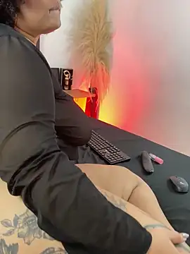 AlahiaFrequency Adlı Modelin Canlı XXX Sohbeti