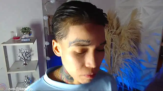 Jonesliam23のライブXXXチャット