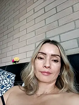 Show de Loly_Horny na webcam