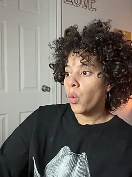 PrettyLittleProblem live XXX chat