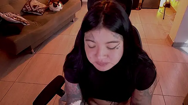 Unatatuada Chat XXX in diretta