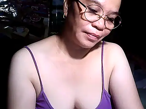 Show modela Adeline05 na web-kameri