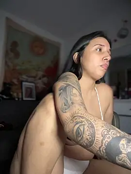 kiaraglam2 élő XXX-chatje