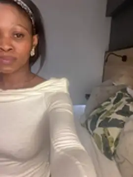 PETITE_NAOMI Adlı Modelin Canlı XXX Sohbeti