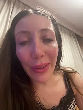 HellaryTourent Adlı Modelin Web Kamerası  Şovu