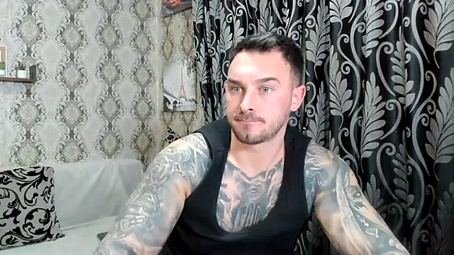 Show modela Jonmusclemaster na web-kameri