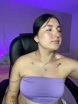 Celestee69 Adlı Modelin Canlı XXX Sohbeti