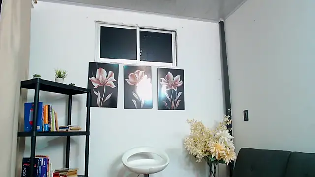 pinky_f00x's Live XXX Chat