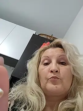 Divineblond 现场XXX聊天