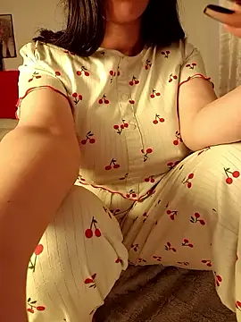 OnlyRima: διαδικτυακό σόου στην κάμερα