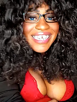 AmazonianMistress Show in webcam