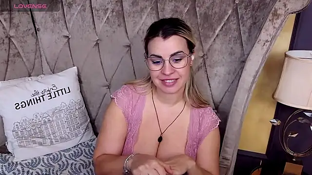 BustyGizelle live XXX chat