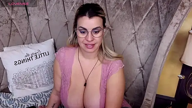 BustyGizelle's Live XXX Chat