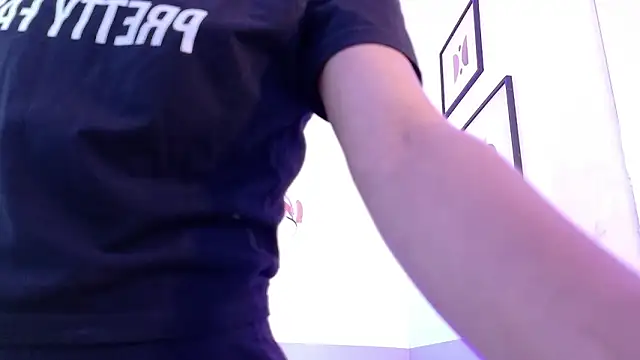 Chatroom XXX en direct de cutepetitee