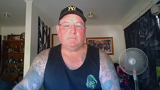 KINKYBLUEYES69's Live XXX Chat