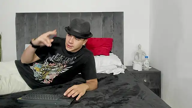 RedNDizzy Adlı Modelin Canlı XXX Sohbeti