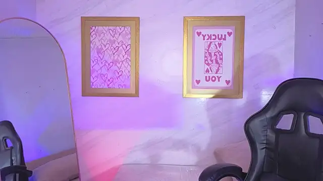 Hela_v Chat XXX in diretta