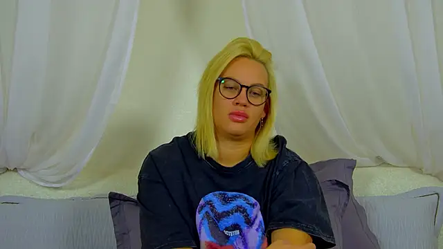 MariaNeumann 即時 XXX 聊天