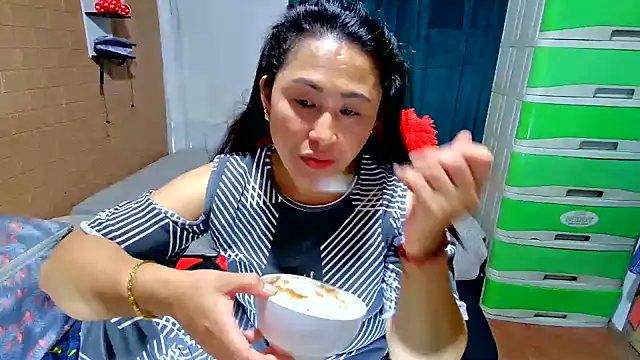 Ugly-Filipina élő XXX-chatje