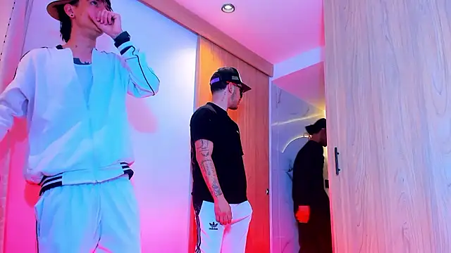 TheBatMansion: διαδικτυακό σόου στην κάμερα