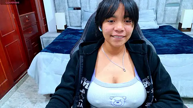 XXX chat uživo modela laureentt_