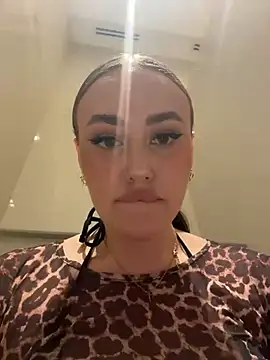 KiraSunshine Adlı Modelin Canlı XXX Sohbeti