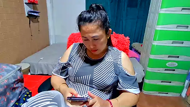 Ugly-Filipina élő XXX-chatje