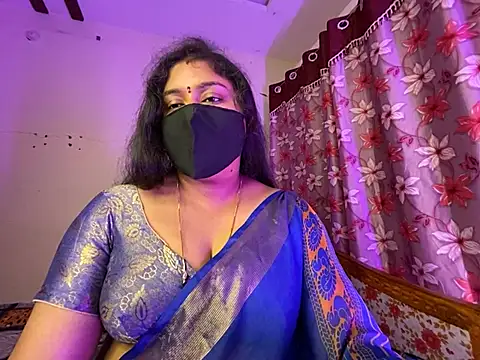 LouleyRanii Show in webcam