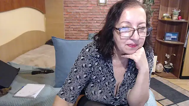 EvelyneFlirtyMilf: онлайн-секс-чат