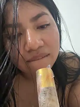 naatis: διαδικτυακό σόου στην κάμερα