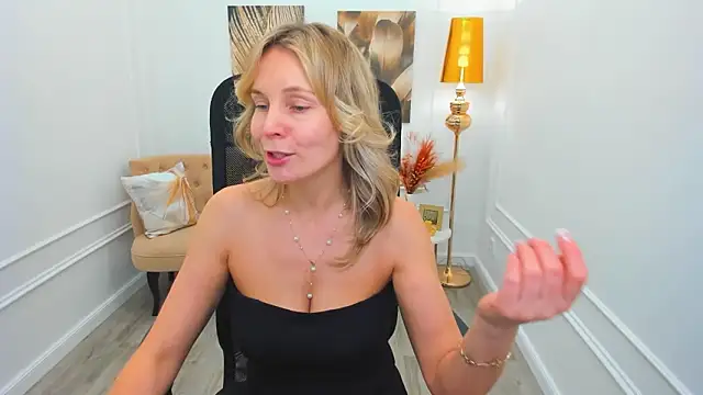 Sinty_Devis Adlı Modelin Canlı XXX Sohbeti