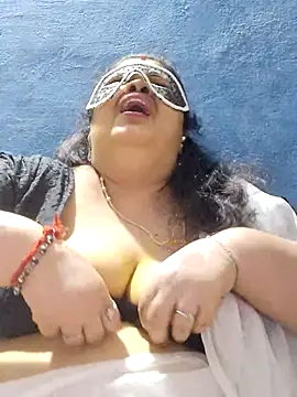 tamilthanushri Chat XXX in diretta