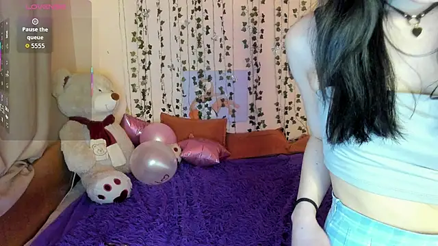 AliceeinWonderlanddd Show in webcam