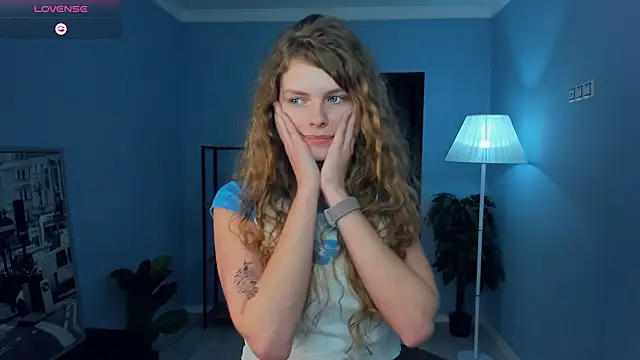 Онлайн чат XXX RayaNenlia