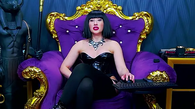 Pokazy przed kamerką – LaraMaeve