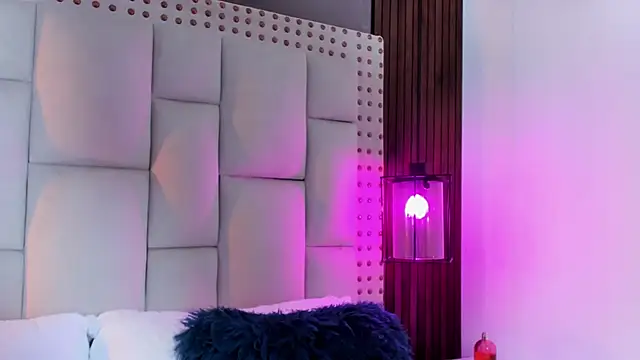 vannepettite_: διαδικτυακό σόου στην κάμερα