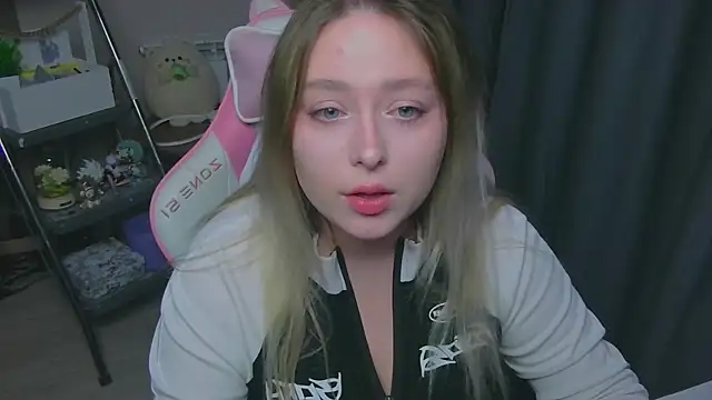 Emiliaaah Chat XXX in diretta