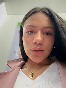 Chatroom XXX en direct de CHARLOTTE__05