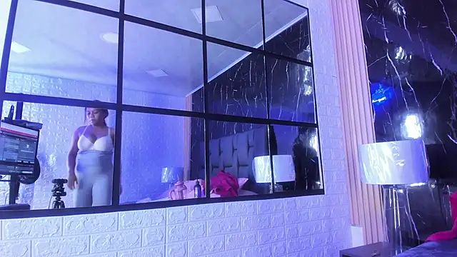 BustyGlow live XXX chat