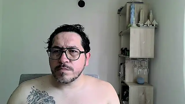 Chat XXX en directo de HiddenBear