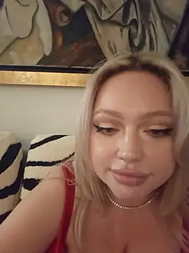 misstitmouseofficial: διαδικτυακό σόου στην κάμερα