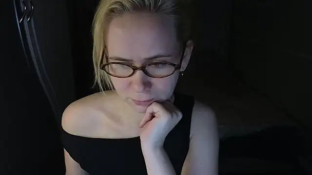 Riley_Roo Adlı Modelin Canlı XXX Sohbeti