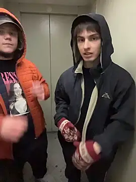 Pokazy przed kamerką – desiredude9