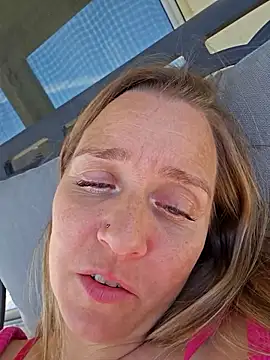 Skyellar: διαδικτυακό σόου στην κάμερα