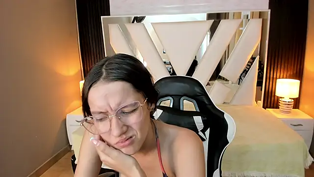 Linda4Petite Adlı Modelin Canlı XXX Sohbeti