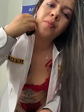 Ariana-07: διαδικτυακό σόου στην κάμερα