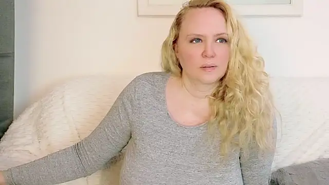 Sarah4you élő XXX-chatje