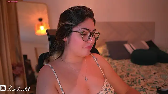 Lau_Bee Chat XXX in diretta