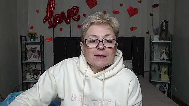 EmiliaGree Adlı Modelin Canlı XXX Sohbeti