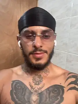 liyamjunior: διαδικτυακό σόου στην κάμερα